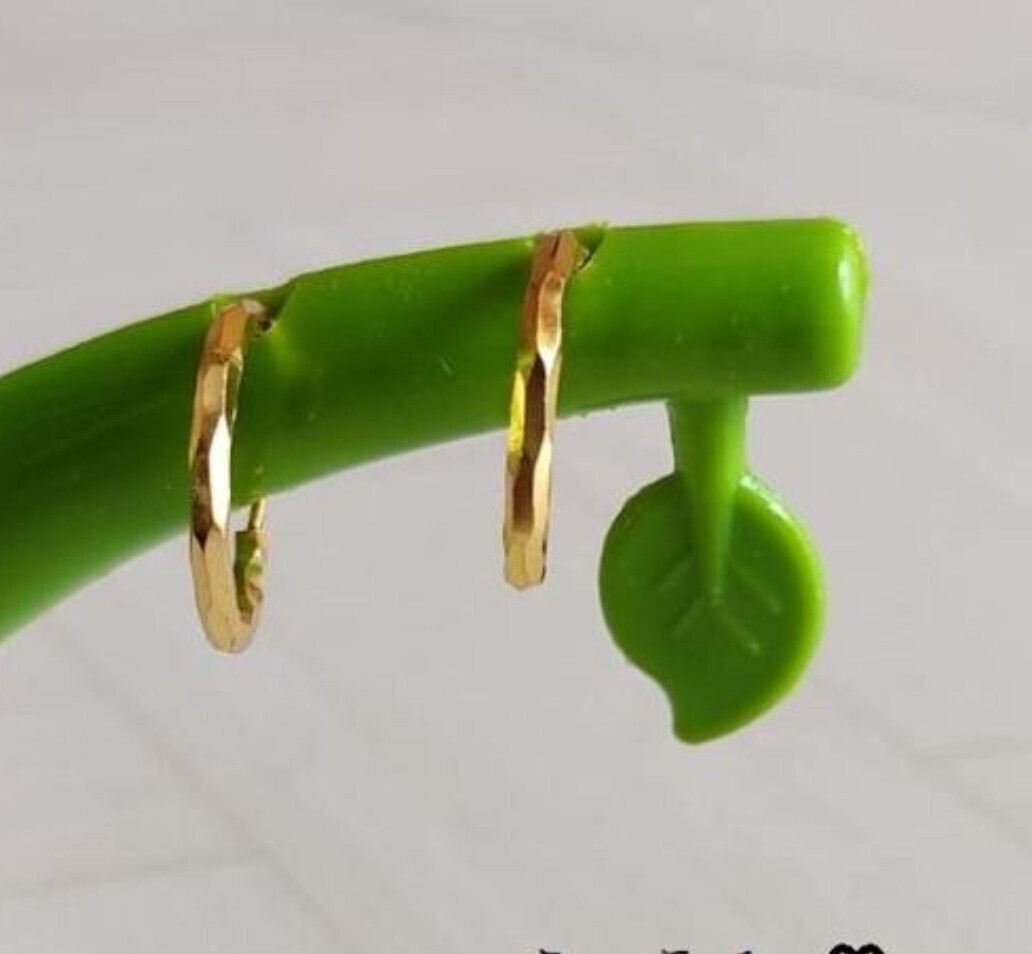 Gold coted simple cut light weight hoop...