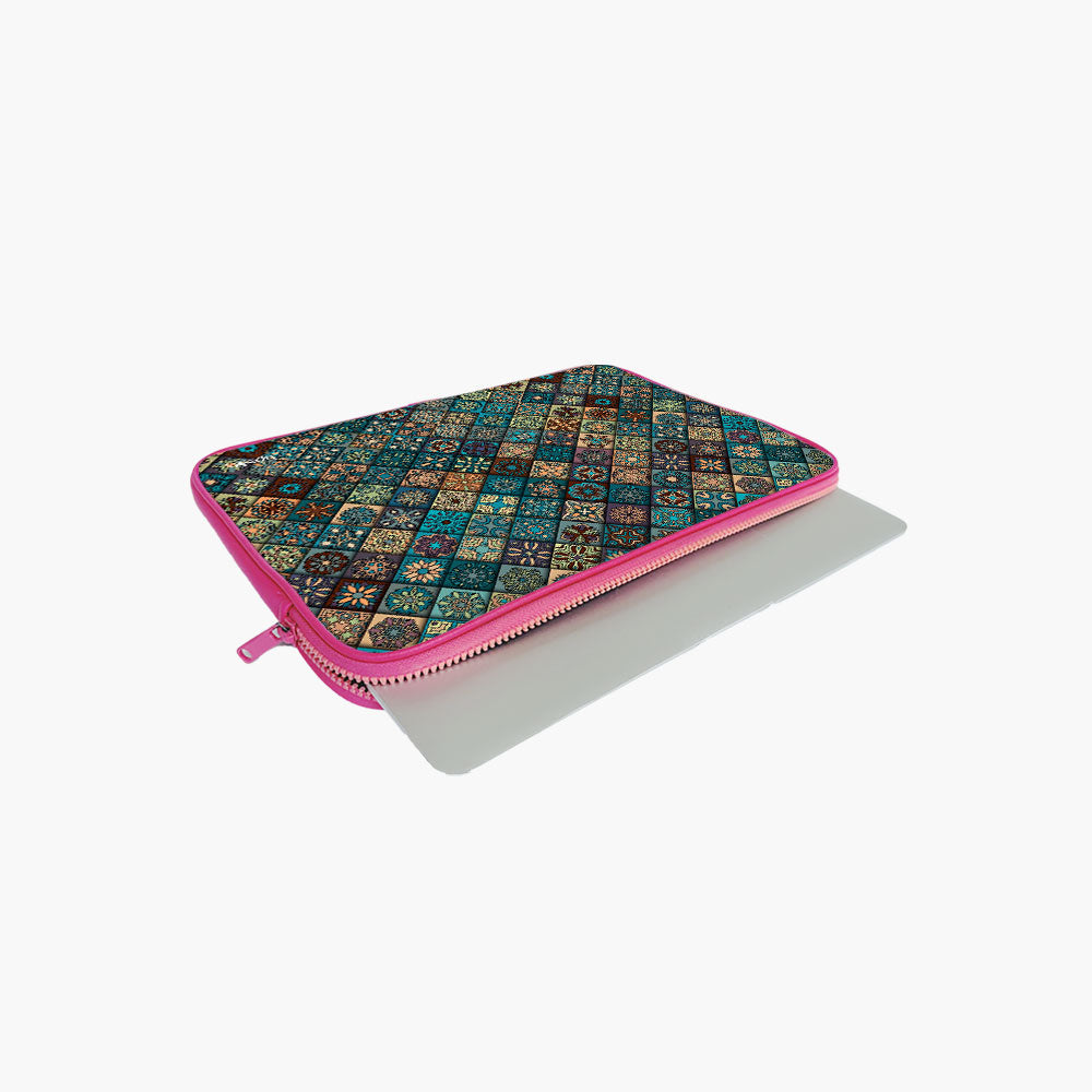 "TRADITIONAL SYMBOLS" Laptop Sleeves:Bol...